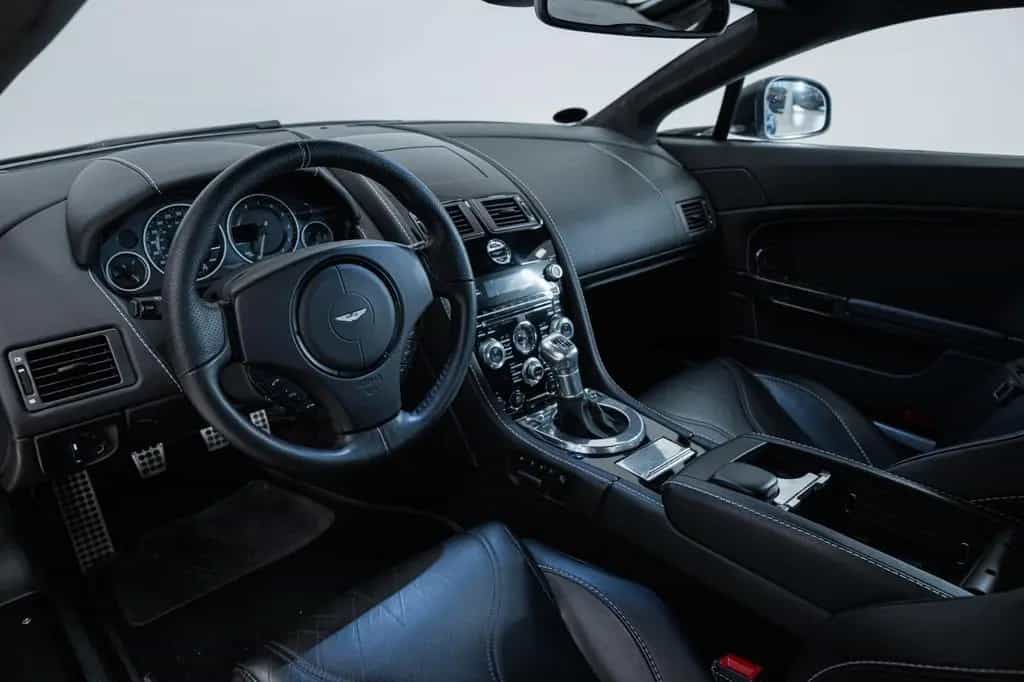 Aston Martin V12 Vantage | Manual | Carbon Black Edition | 12/2013-photo-3