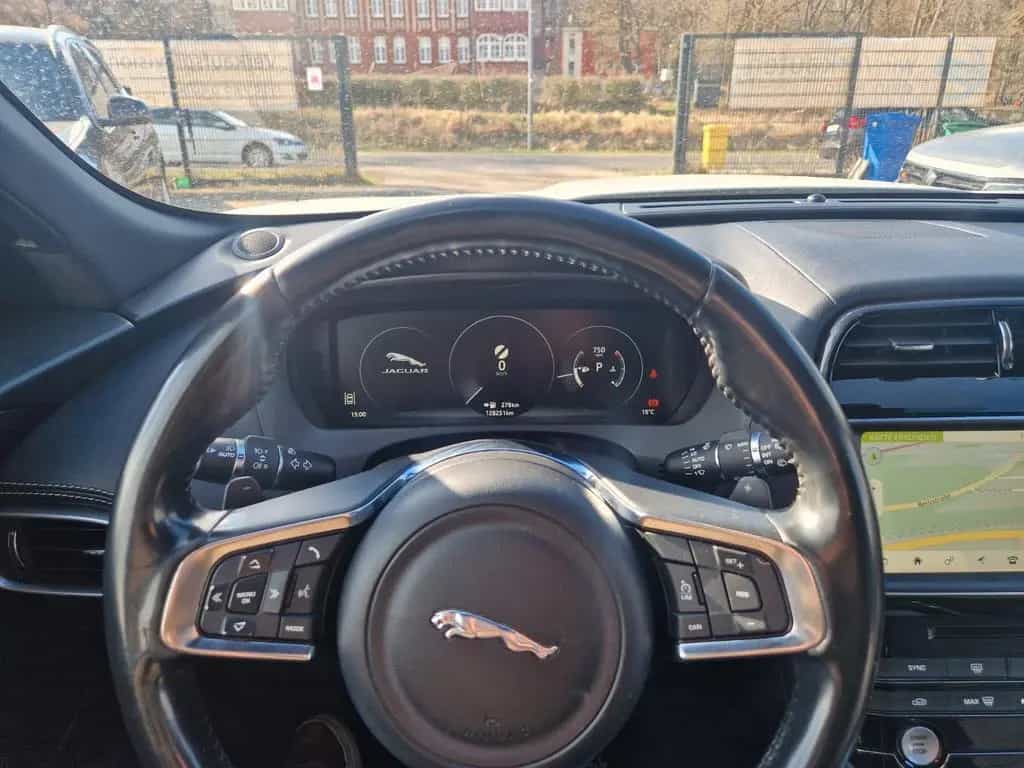 Jaguar F-Pace R-Sport 20d AWD PANO AHK 03/2018-photo-8