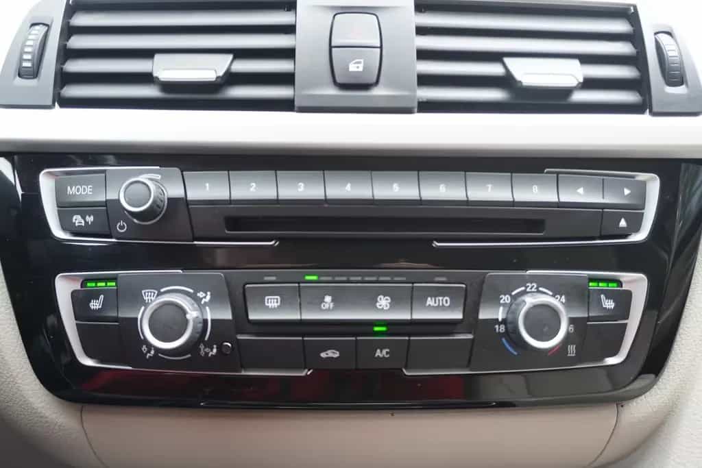 BMW 318 i Touring Aut. LED Head-Up Navi Sitzheizung 11/2016-photo-25