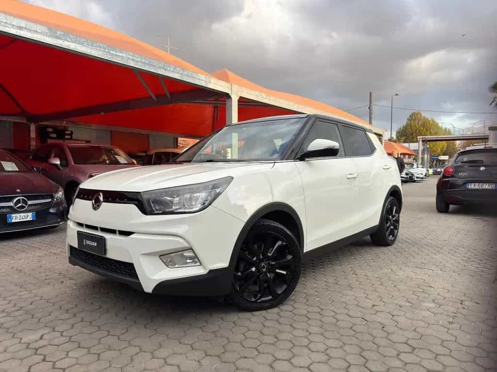Ssangyong Tivoli 1.6 2WD ADATTA A NEOPATENTATI 07/2015-photo-0