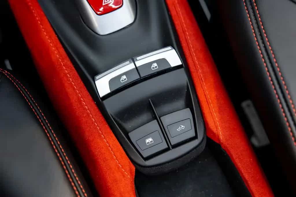 Ferrari 488 Spider NOVITEC*FACELIFT*LIFT*JBL*WARRANTY 01/2019-photo-29