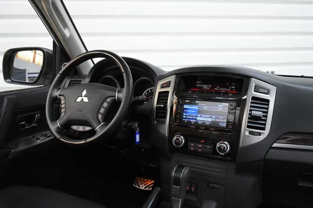 Mitsubishi Pajero 3.2 DI-D Top Autom.+Schiebedach+AHK+Xenon 12/2017-photo-13