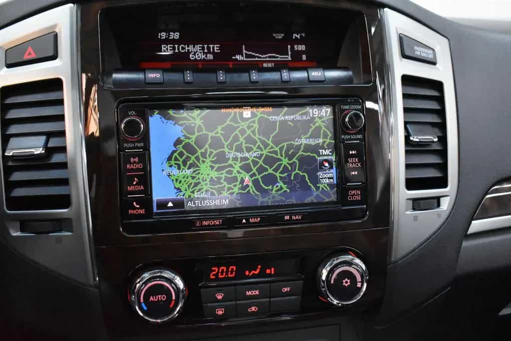 Mitsubishi Pajero 3.2 DI-D Top Autom.+Schiebedach+AHK+Xenon 12/2017-photo-16
