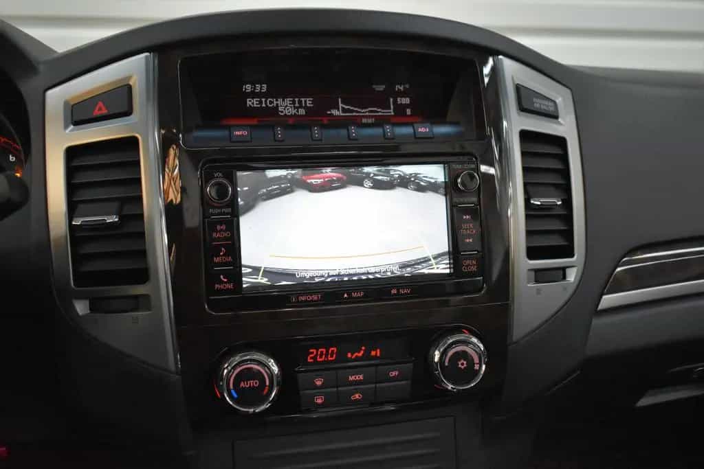 Mitsubishi Pajero 3.2 DI-D Top Autom.+Schiebedach+AHK+Xenon 12/2017-photo-17