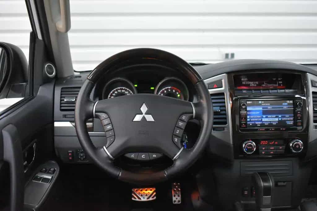 Mitsubishi Pajero 3.2 DI-D Top Autom.+Schiebedach+AHK+Xenon 12/2017-photo-18