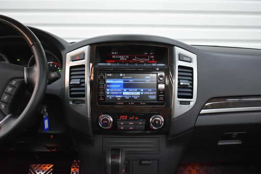 Mitsubishi Pajero 3.2 DI-D Top Autom.+Schiebedach+AHK+Xenon 12/2017-photo-19