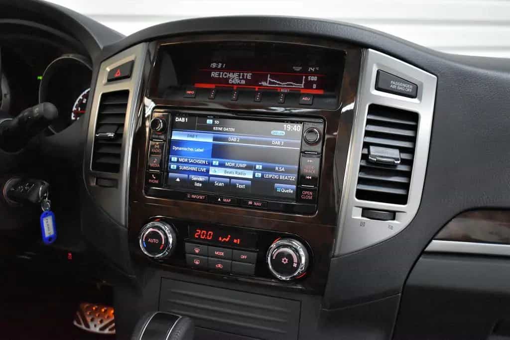 Mitsubishi Pajero 3.2 DI-D Top Autom.+Schiebedach+AHK+Xenon 12/2017-photo-20