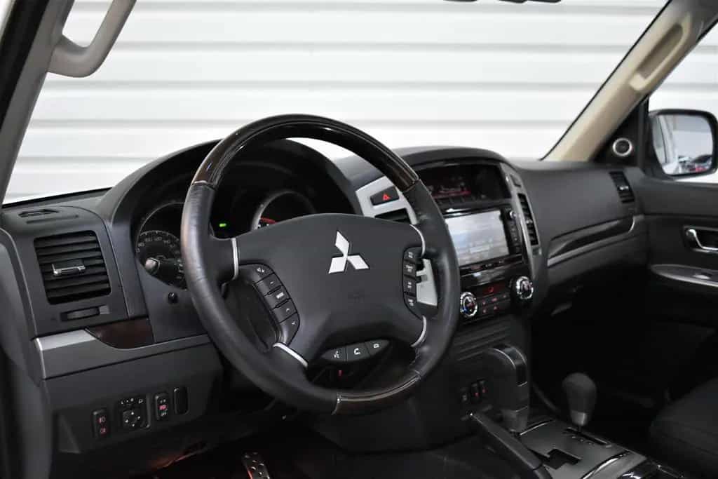 Mitsubishi Pajero 3.2 DI-D Top Autom.+Schiebedach+AHK+Xenon 12/2017-photo-6