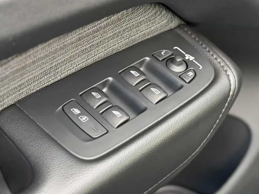 Volvo XC60 B4 Core 2WD LED*KEYLESS*ACC*BLIS 02/2023-photo-18