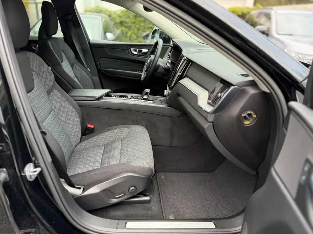 Volvo XC60 B4 Core 2WD LED*KEYLESS*ACC*BLIS 02/2023-photo-7