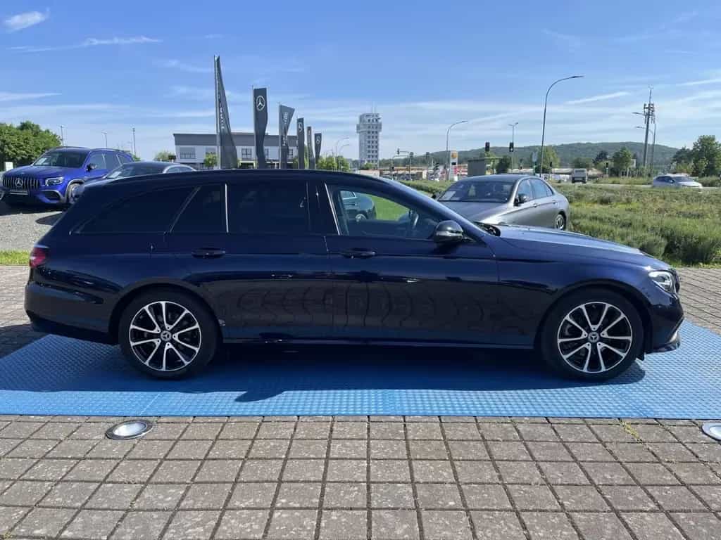 Mercedes-Benz E 200 T AVANTGARDE+NIGHT+TOTW+AMBIENTE+PANO+KAM 06/2021-photo-4
