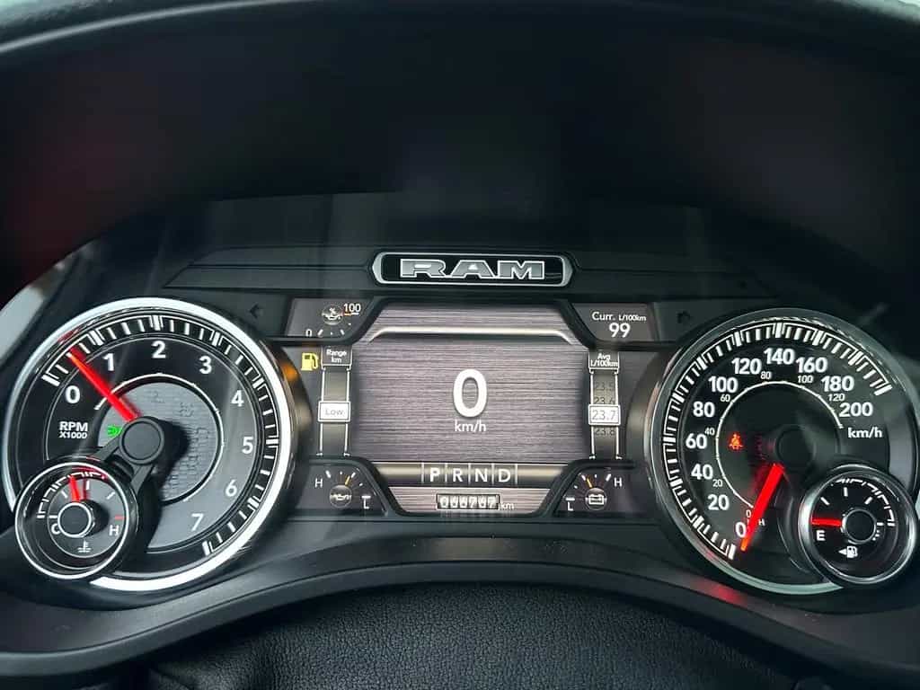 Dodge RAM 1500 Laramie 5,7L 4x4 12´Displ LED Pano 22´´ 03/2020-photo-11