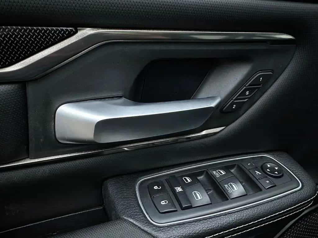 Dodge RAM 1500 Laramie 5,7L 4x4 12´Displ LED Pano 22´´ 03/2020-photo-13