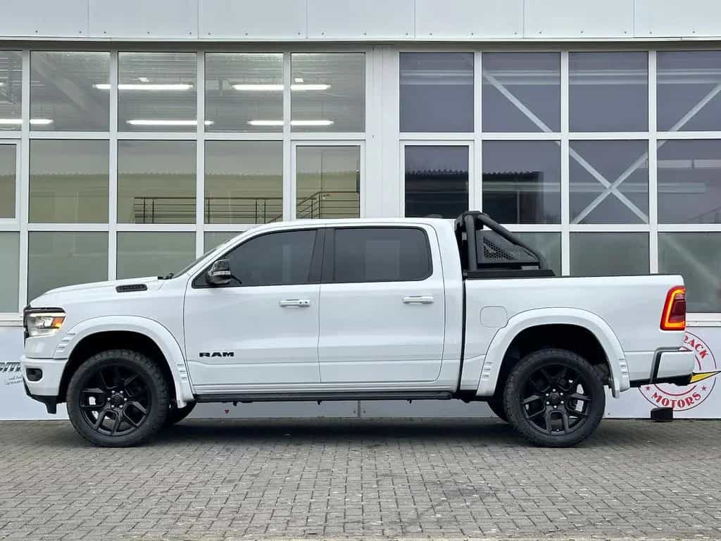Dodge RAM 1500 Laramie 5,7L 4x4 12´Displ LED Pano 22´´ 03/2020-photo-4