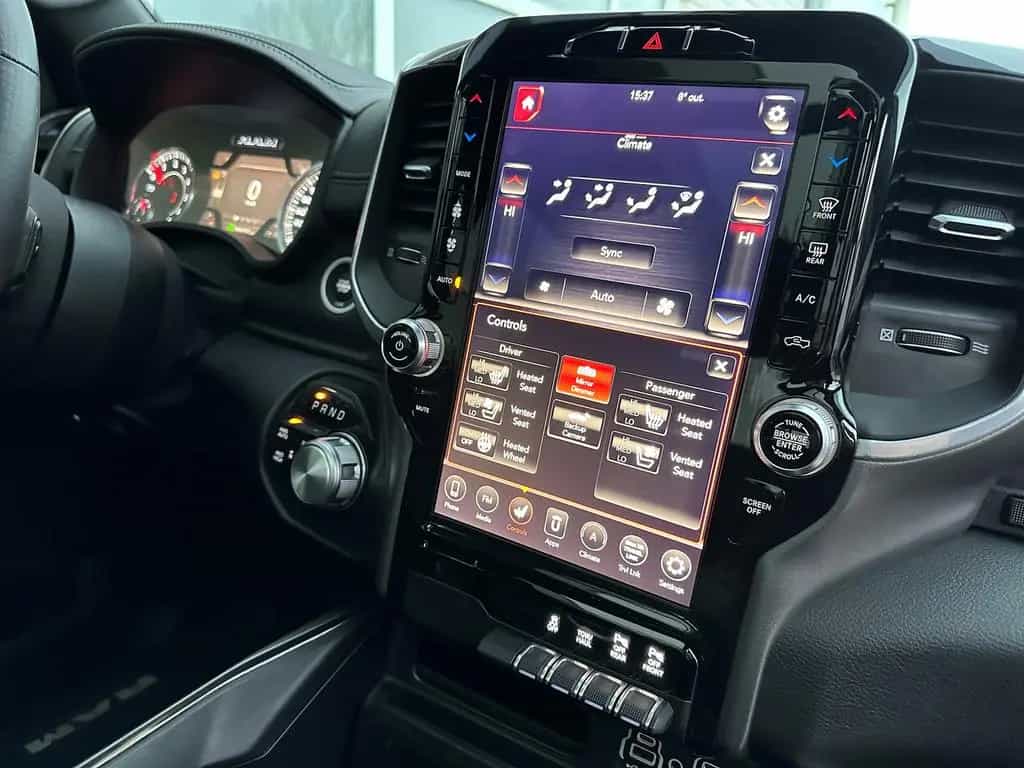 Dodge RAM 1500 Laramie 5,7L 4x4 12´Displ LED Pano 22´´ 03/2020-photo-8