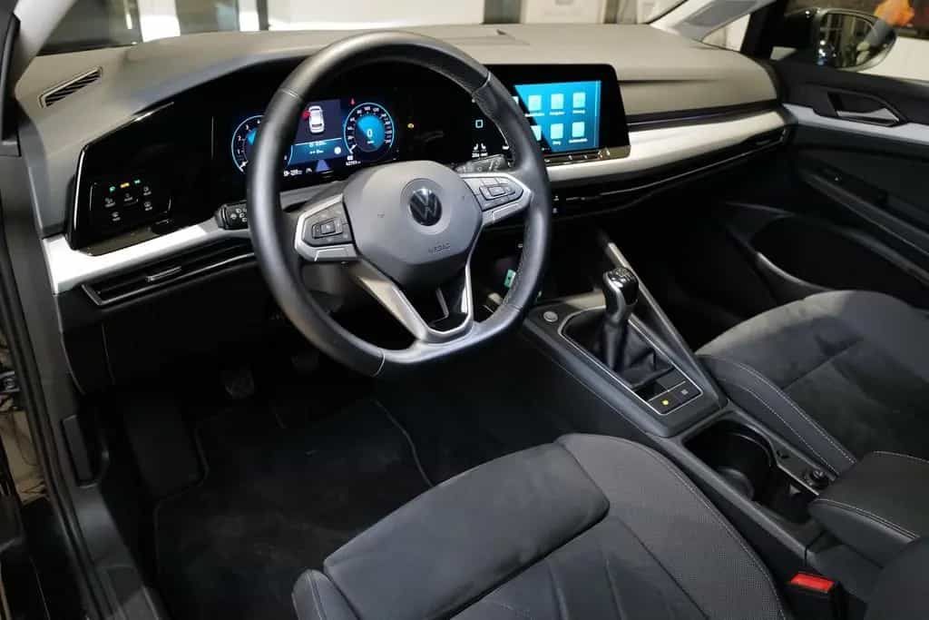 Volkswagen Golf VIII 1.5TSI Life StdHz AHK HKardon RKAM DCC 02/2023-photo-1