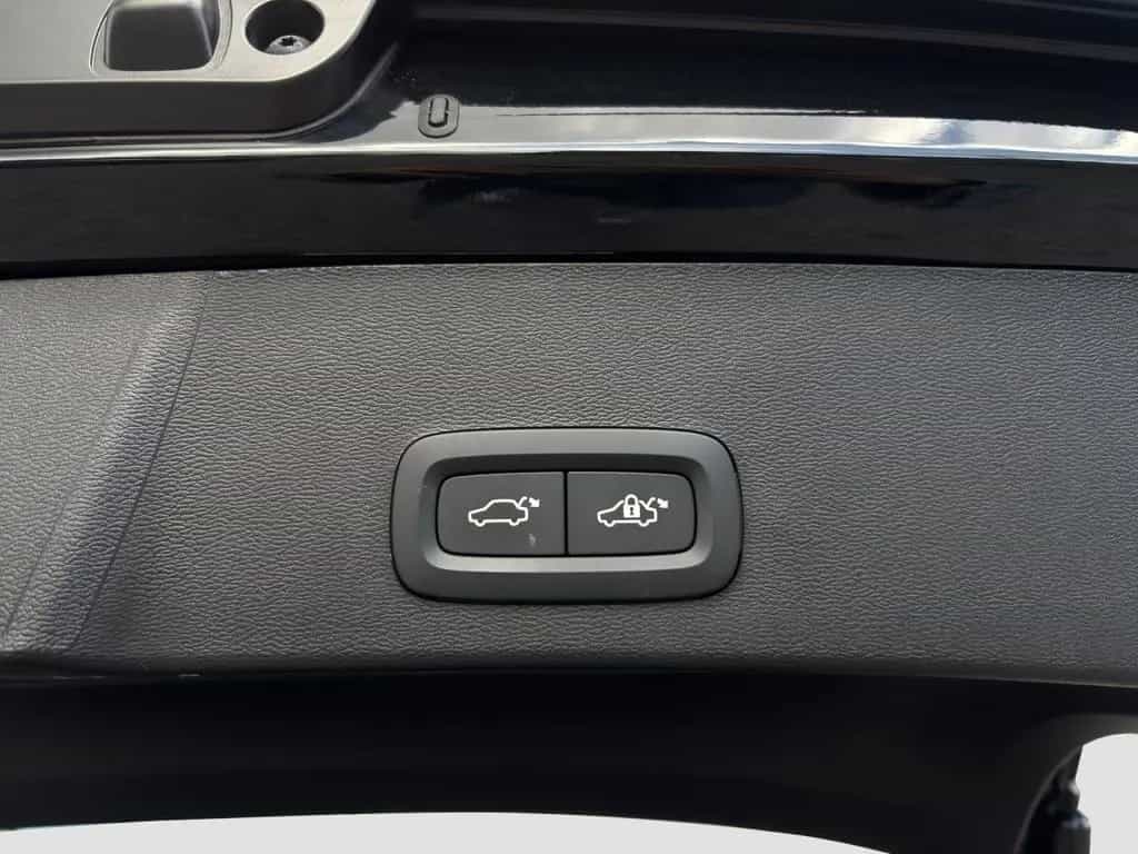 Volvo XC40 B3 Plus Black Edition/Navi/Pano/360K/20Zoll 06/2025-photo-16