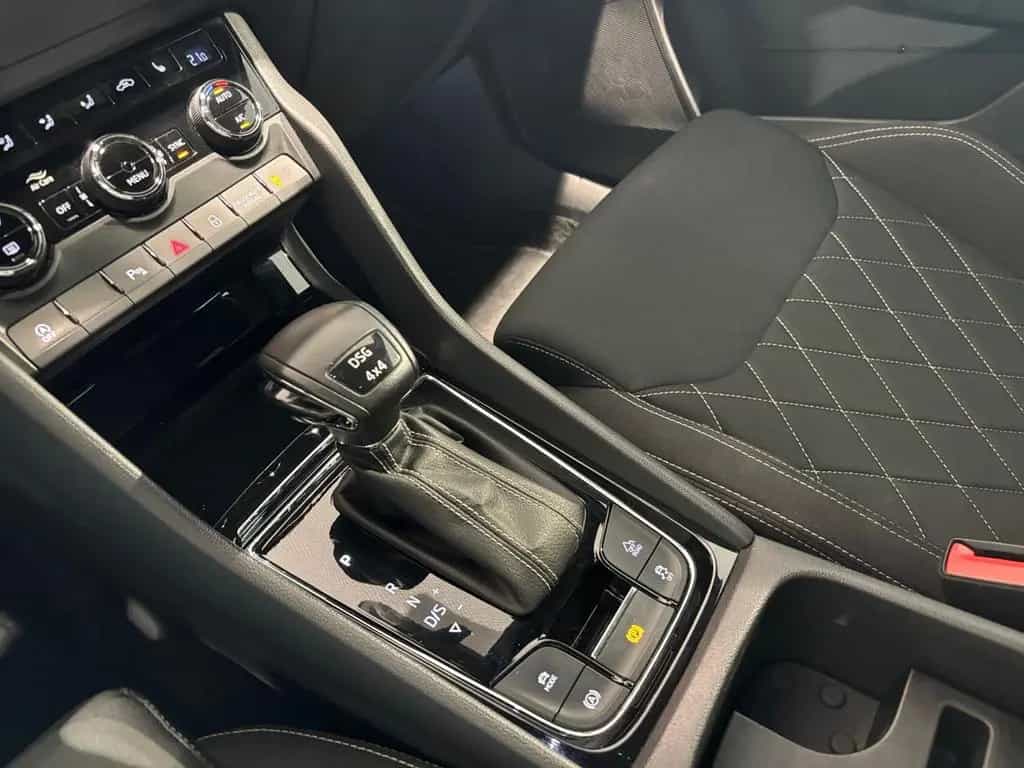 Skoda Karoq 2.0TSI Sport 4x4 1.HD AHK ACC LED DCC NAVI 10/2019-photo-13