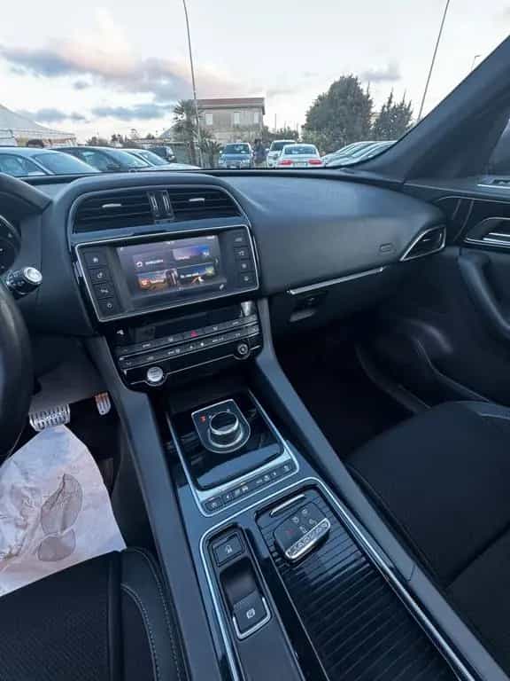 Jaguar F-Pace 2.0 D 180 CV R-Sport 03/2017-photo-10
