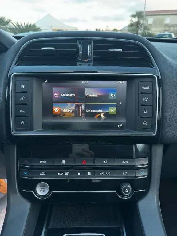 Jaguar F-Pace 2.0 D 180 CV R-Sport 03/2017-photo-11
