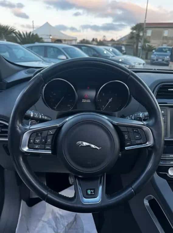 Jaguar F-Pace 2.0 D 180 CV R-Sport 03/2017-photo-9