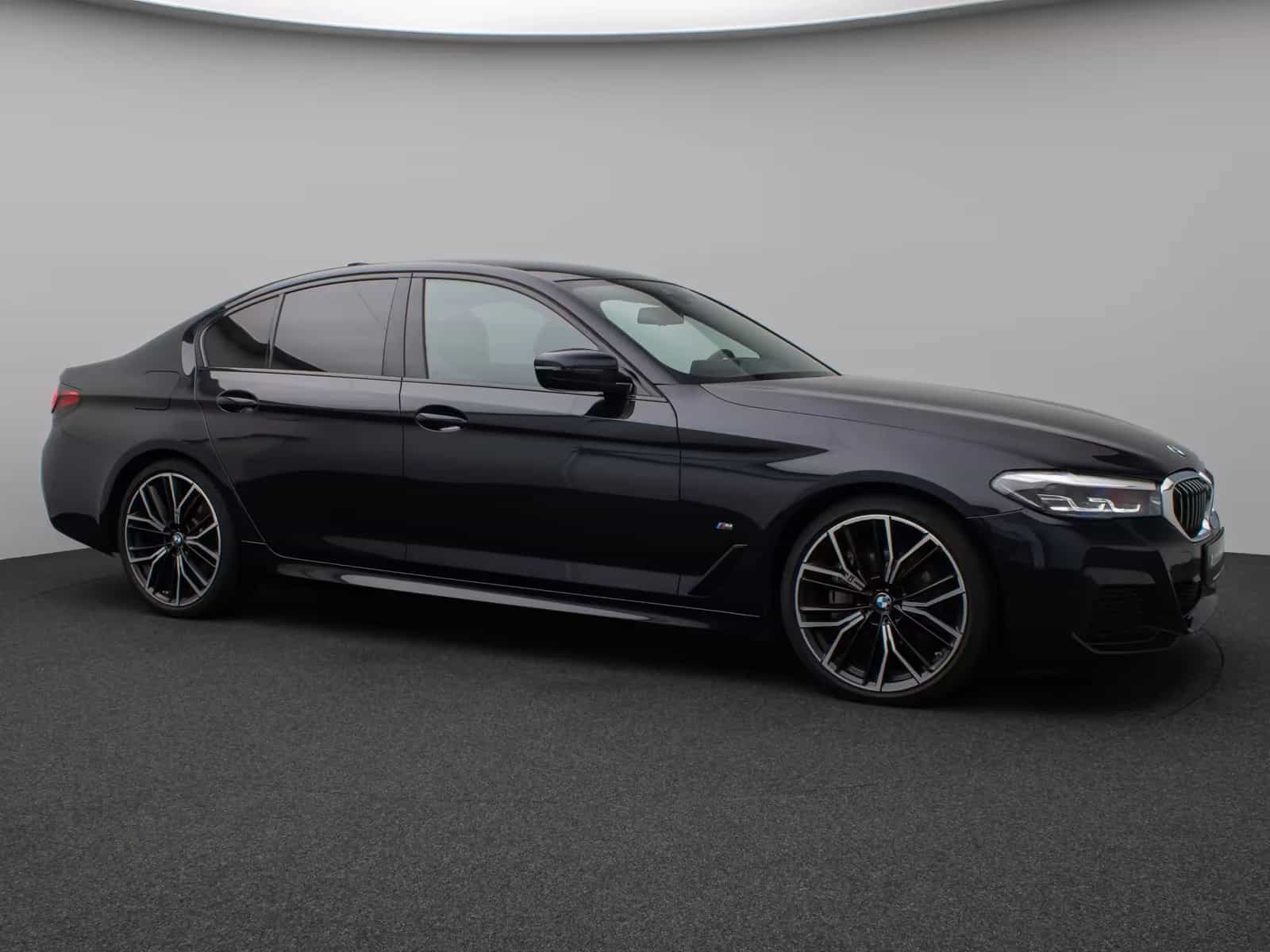 BMW 5 Series 06/2022-photo-3