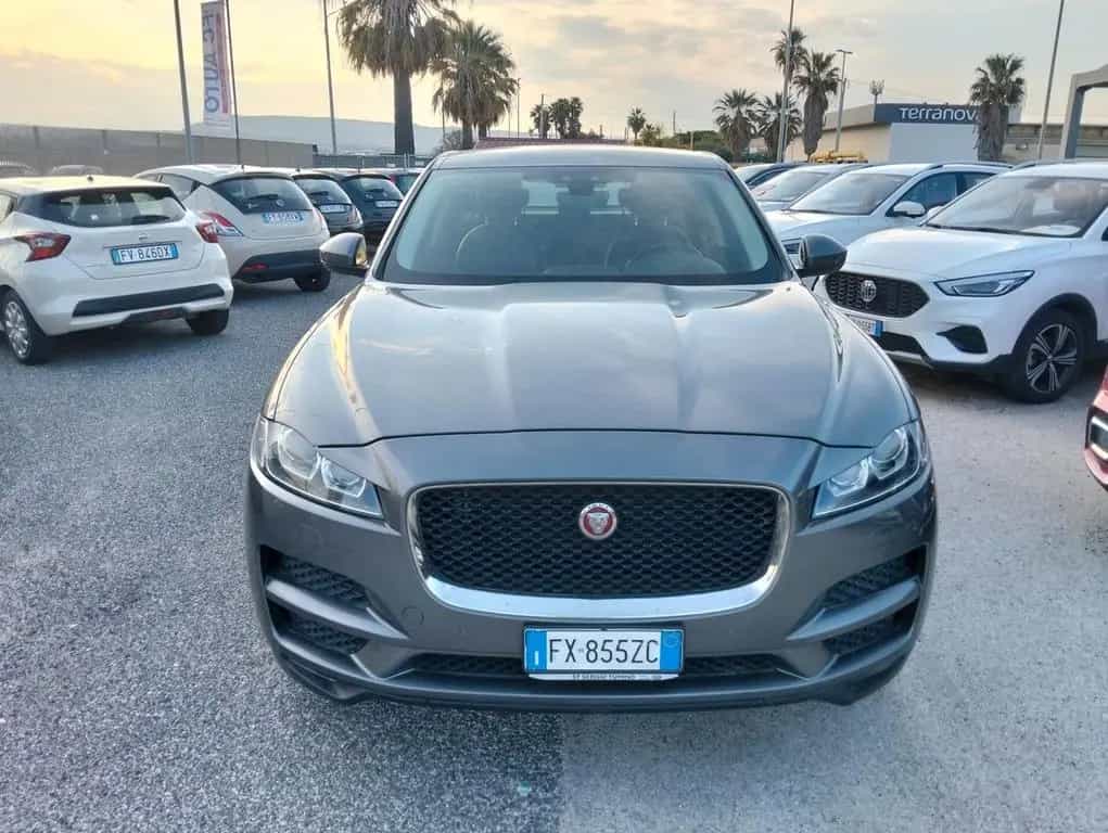 Jaguar F-Pace 2.0 D 180 CV AWD aut. Portfolio 07/2019-photo-2