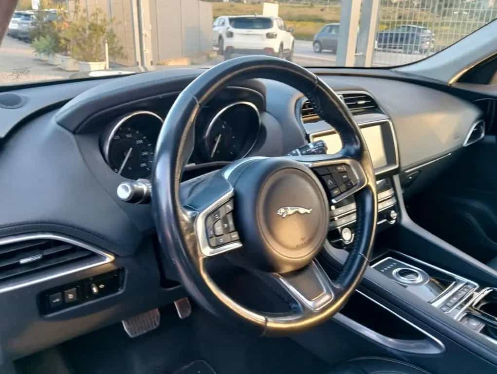 Jaguar F-Pace 2.0 D 180 CV AWD aut. Portfolio 07/2019-photo-3