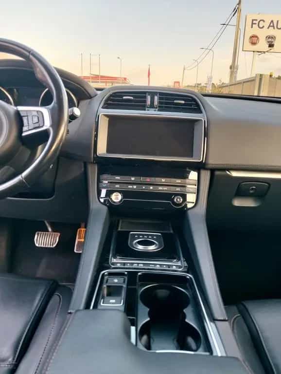 Jaguar F-Pace 2.0 D 180 CV AWD aut. Portfolio 07/2019-photo-4