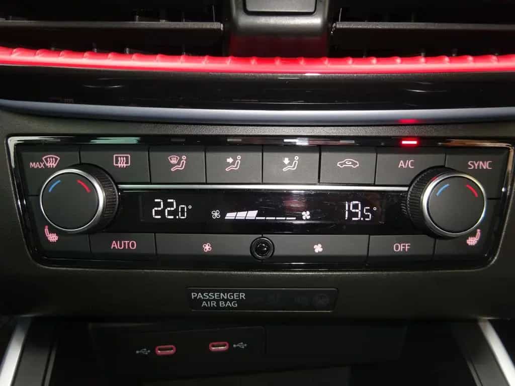 Seat Arona 110PS DSG FR AHK Navi Winter LED 12/2023-photo-16