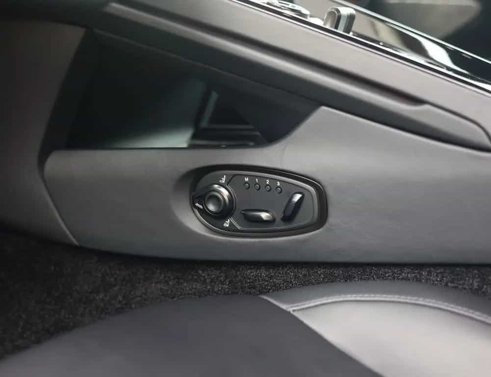 Aston Martin DB12 4.0 V8 | 360 camera - Scheckheft 05/2025-photo-23