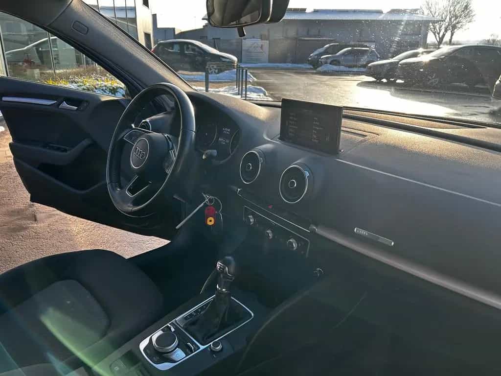 Audi A3 Sportback 10/2017-photo-9
