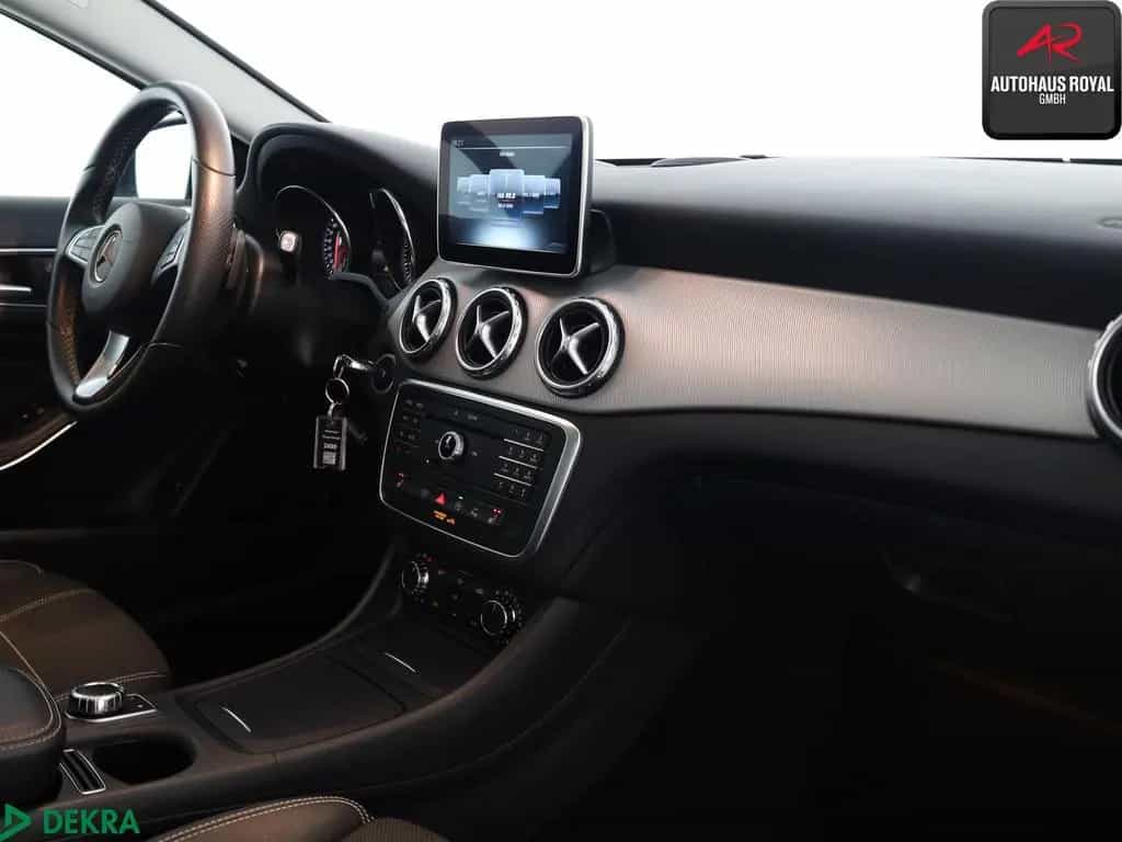 Mercedes-Benz GLA 180 URBAN PANORAMA,BI-XENON,NAVI,SPORTSITZE 07/2016-photo-9