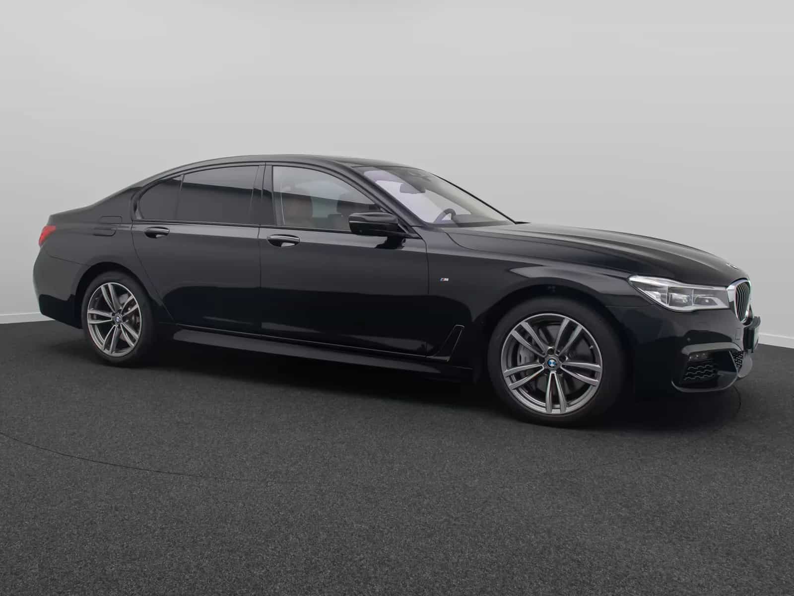 BMW 7 Series 04/2019-photo-3