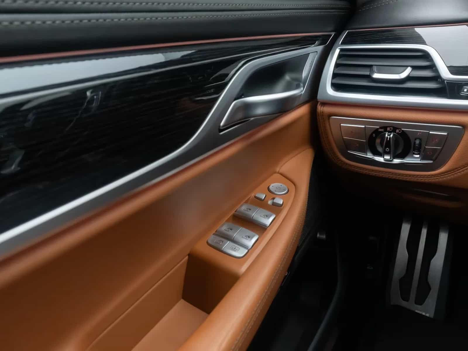 BMW 7 Series 04/2019-photo-33