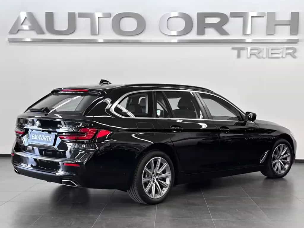 BMW 520 d Touring AUT. LEDER PANO HUD KOMF.SITZE AHK 04/2021-photo-1
