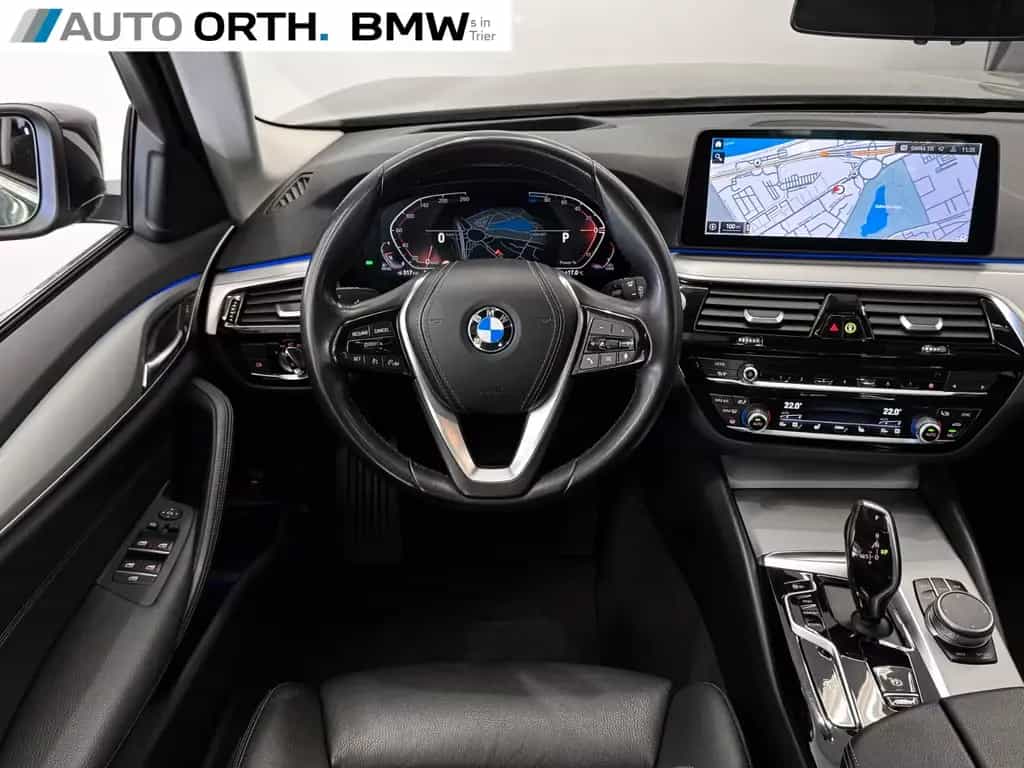BMW 520 d Touring AUT. LEDER PANO HUD KOMF.SITZE AHK 04/2021-photo-17