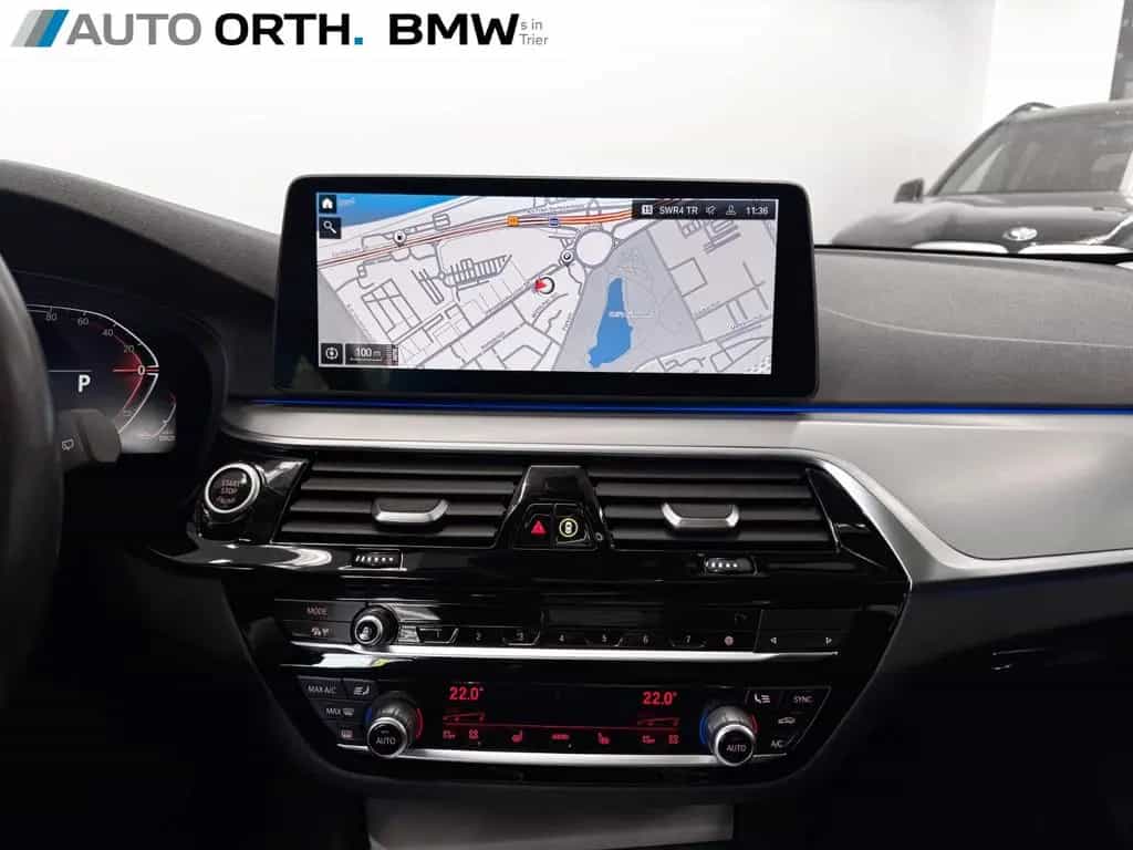 BMW 520 d Touring AUT. LEDER PANO HUD KOMF.SITZE AHK 04/2021-photo-20
