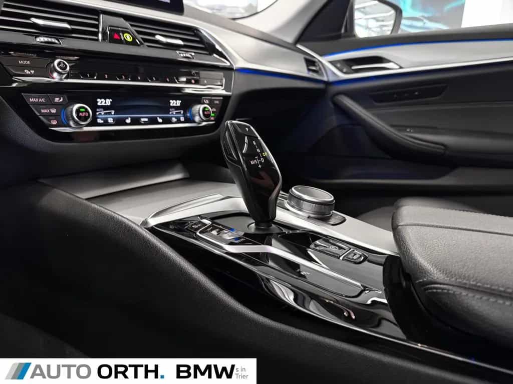 BMW 520 d Touring AUT. LEDER PANO HUD KOMF.SITZE AHK 04/2021-photo-21