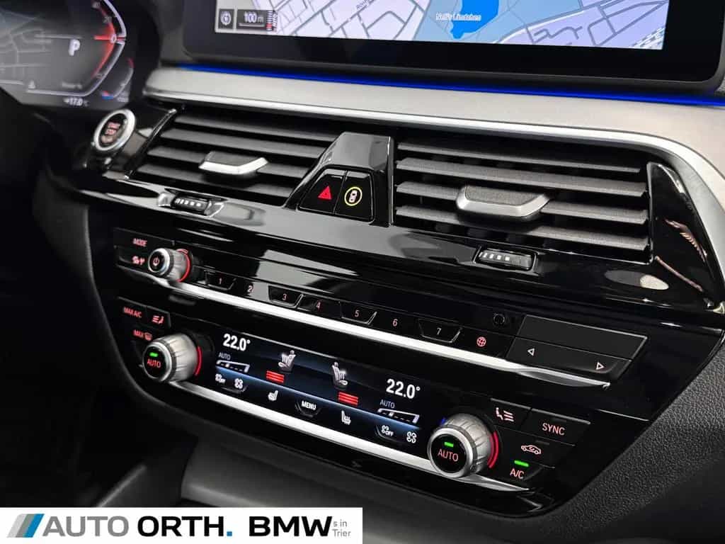 BMW 520 d Touring AUT. LEDER PANO HUD KOMF.SITZE AHK 04/2021-photo-22