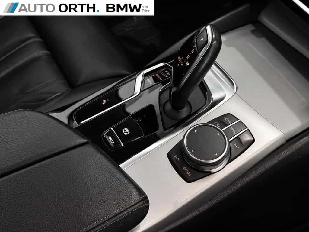 BMW 520 d Touring AUT. LEDER PANO HUD KOMF.SITZE AHK 04/2021-photo-23