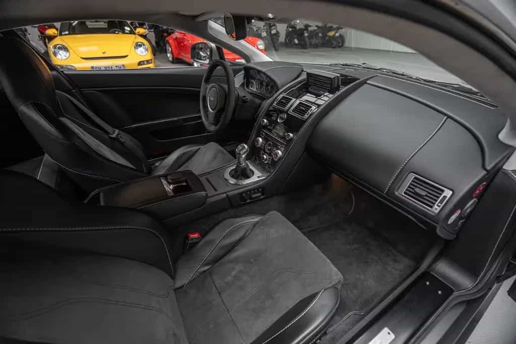 Aston Martin V12 Vantage *Manual / Aston Martin Service* 09/2009-photo-10
