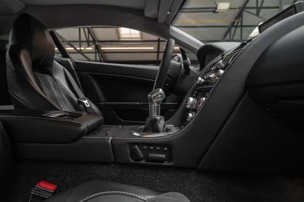 Aston Martin V12 Vantage *Manual / Aston Martin Service* 09/2009-photo-11