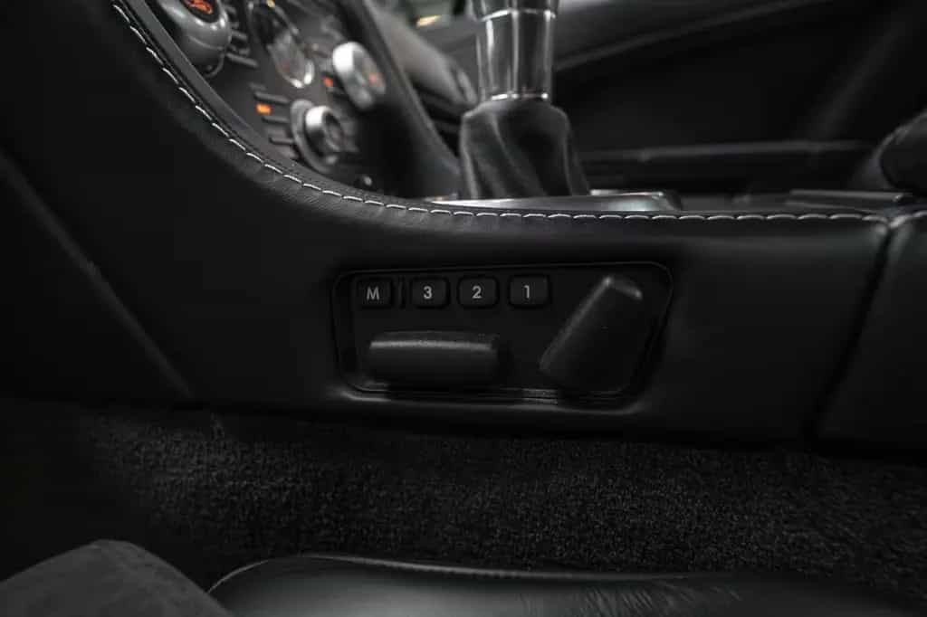 Aston Martin V12 Vantage *Manual / Aston Martin Service* 09/2009-photo-12