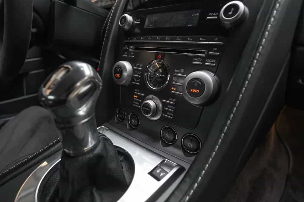 Aston Martin V12 Vantage *Manual / Aston Martin Service* 09/2009-photo-13