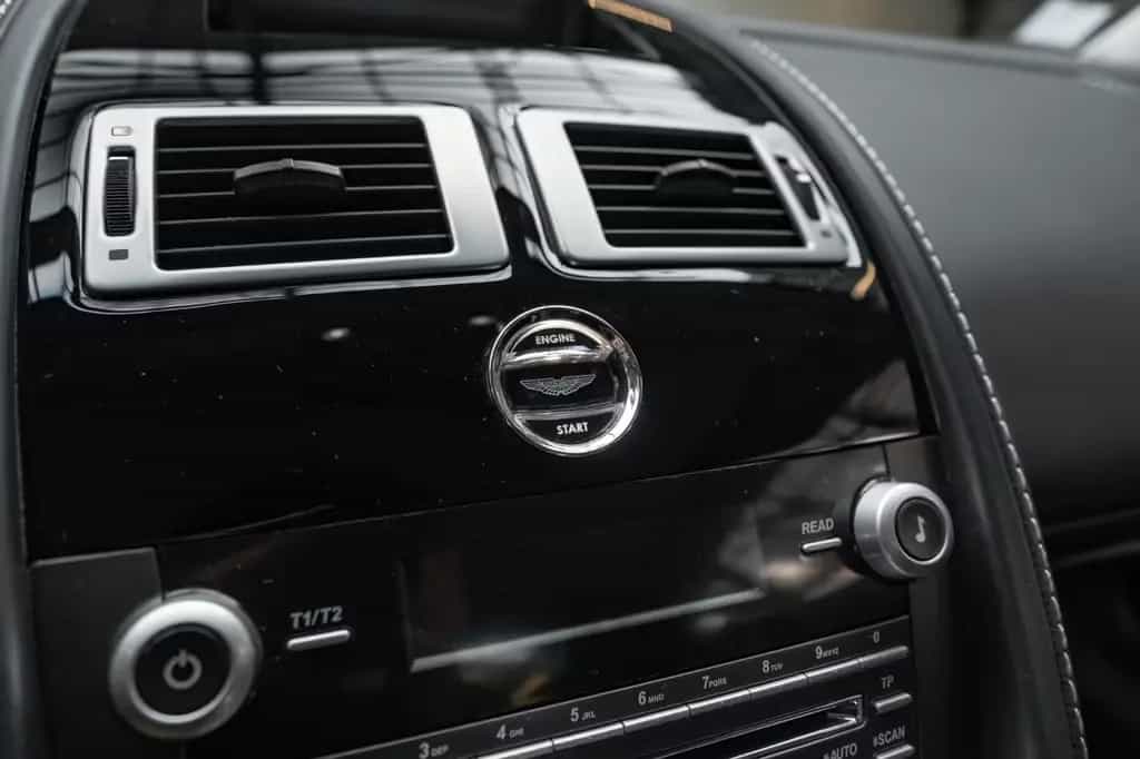 Aston Martin V12 Vantage *Manual / Aston Martin Service* 09/2009-photo-15
