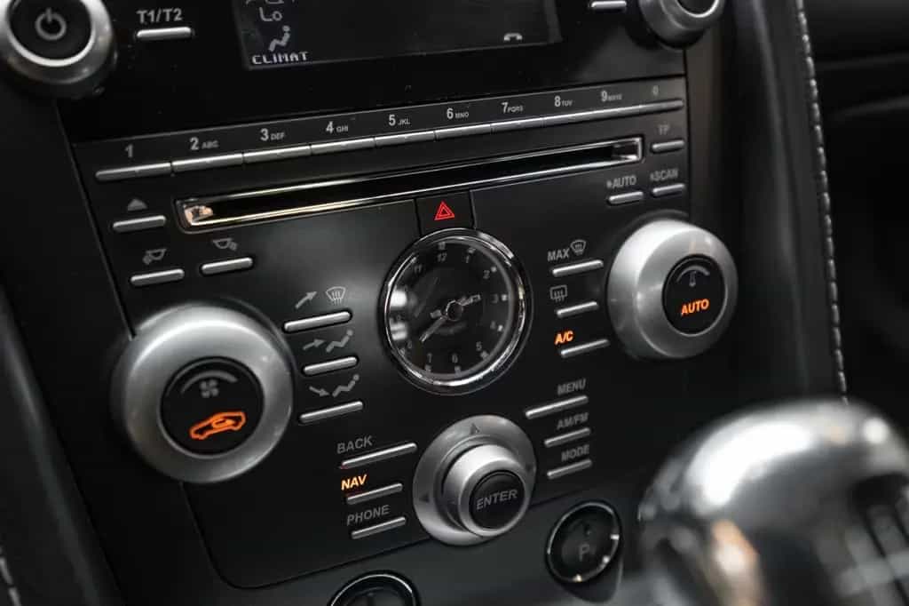 Aston Martin V12 Vantage *Manual / Aston Martin Service* 09/2009-photo-19