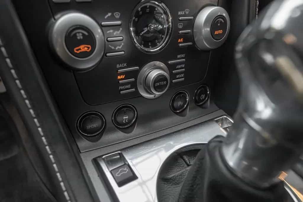 Aston Martin V12 Vantage *Manual / Aston Martin Service* 09/2009-photo-20