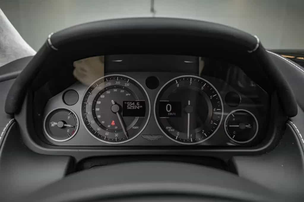 Aston Martin V12 Vantage *Manual / Aston Martin Service* 09/2009-photo-21
