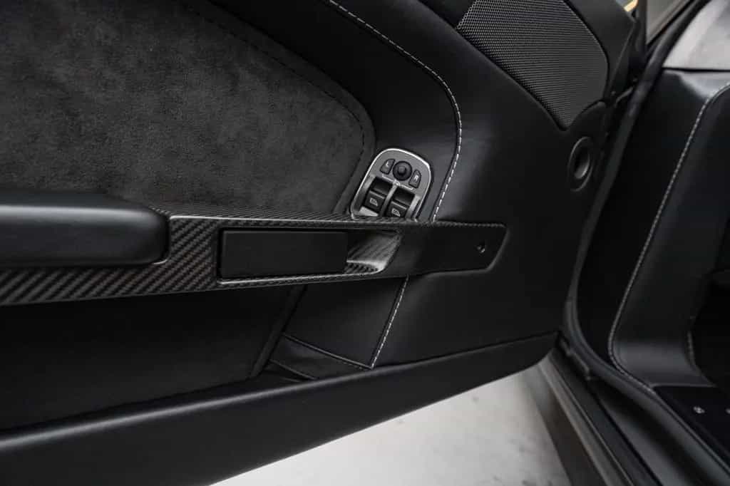 Aston Martin V12 Vantage *Manual / Aston Martin Service* 09/2009-photo-23